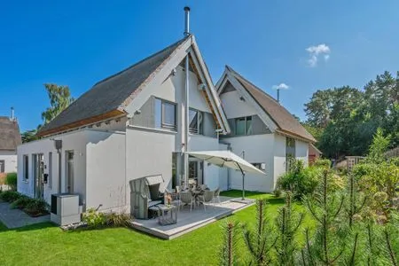Hauptansicht Störtebekers Reethus mit Sauna, Kamin und Terrasse