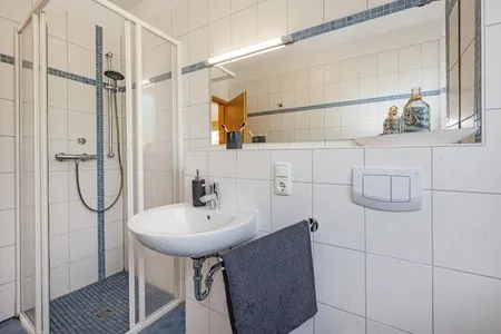 Badezimmer Ferienwohnung Sonnenblick mit Balkon und nur 800 m zum Strand