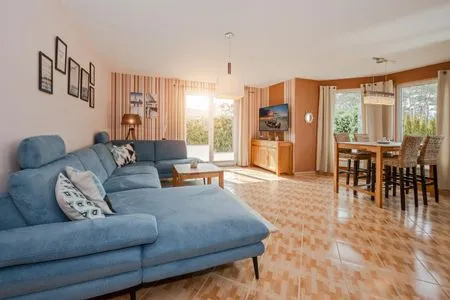 Hauptansicht Ferienwohnung Strandläufer mit Badewanne, Terrasse mit Grill und Strandkorb