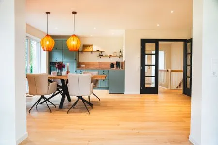 Offene Küche mit Essbereich und Terrassenzugang Ferienhaus Landliv Huus