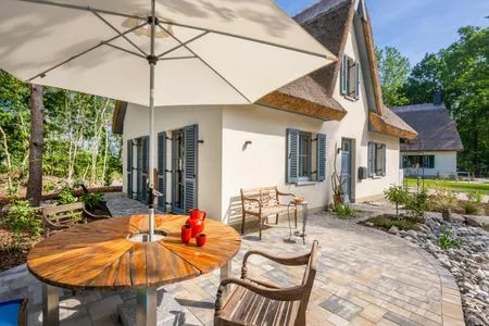 Hauptansicht Ferienhaus Auszeitfischer mit Sauna, Kamin und Terrasse