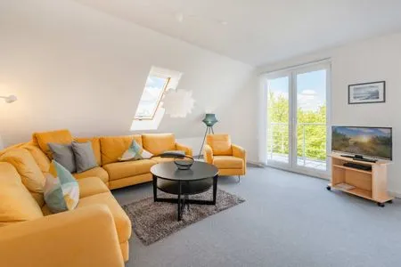 Wohnzimmer Ferienwohnung Thusnelda mit Balkon und nur 500 m zum Strand