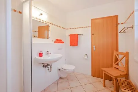 Badezimmer Ferienhaus Golfblick mit Sonnenterrasse und Kamin
