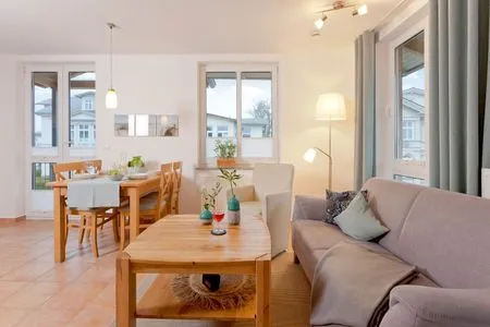 Wohnzimmer Ferienwohnung Auszeit nur 100 m zum Strand mit Balkon