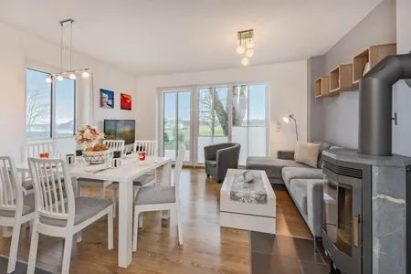 Hauptansicht Ferienhaus Anemone mit Kamin und großer Sonnenterrasse