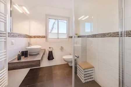 Badezimmer Ferienhaus Anemone mit Kamin und großer Sonnenterrasse