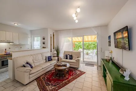 Hauptansicht Ferienwohnung Gestrandet mit Terrasse, Parkplatz und WLAN