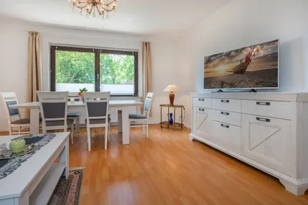 Hauptansicht Ferienhaus Mellenthin mit großer Terrasse - Hund willkommen