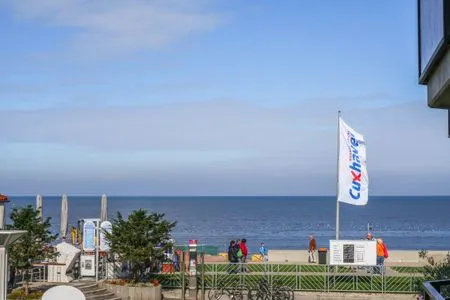 Meerblick vom Balkon der Residenz Meeresbrandung auf die Nordsee und den Himmel mit weißen Wolken über Cuxhaven-Duhnen. Residenz Meeresbrandung Nr. 22