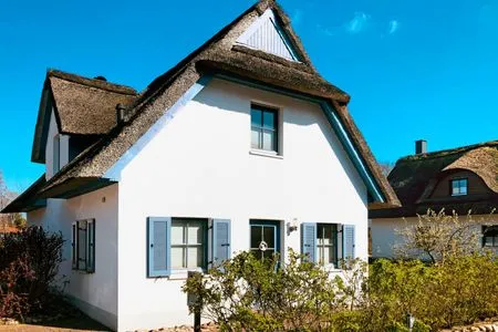 Hauptansicht Reetdachhaus Hus Achtern