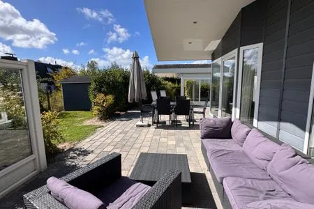 EuroParcs Schoneveld / Breskens Chalet Meer und Sonne mit Zaun Haus Nr. J253