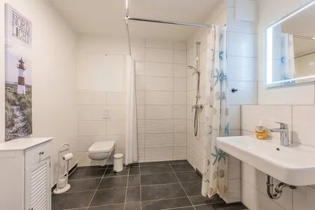 Badezimmer Ferienwohnung Klippenblick mit Sauna, Kinderspielbereich und Fitnessraum
