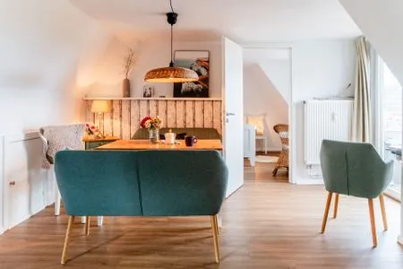 Essbereich im Wohnzimmer mit Terrassenzugang und kleinem Meerblick Nordkiek No. 8