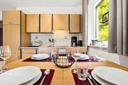 Esstisch und offene Küchenzeile  Ferienwohnung Sobek