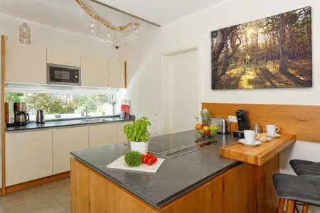 Küche / Küchenzeile Ferienhaus Reethäus'l mit Whirlpool, Sauna, Kamin und Terrasse