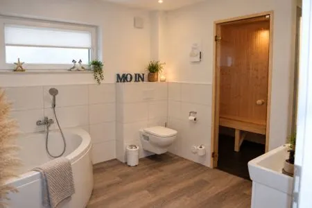 Bad mit eigener Sauna, Dusche und Badewanne Meerblick (50.4.N)