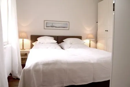 Schlafzimmer der Ferienwohnung Düne in Norddorf auf Amrum Haus Anneliese Bungalow Düne