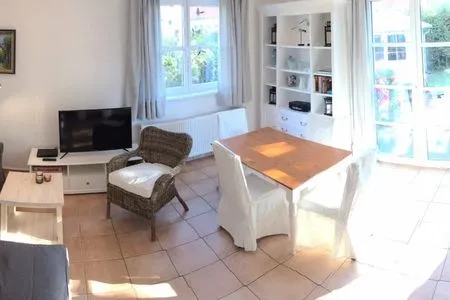 Wohnzimmer mit Sitzecke, TV und Esstisch  Lee