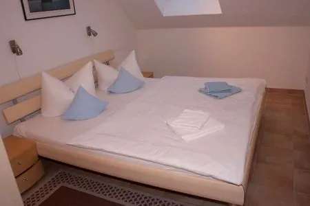Schlafzimmer mti Doppelbett Residenz am Strand Wohnung 1-16