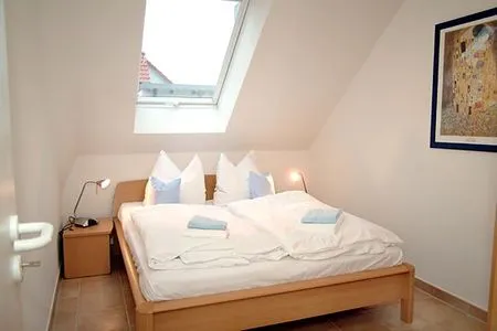 Schlafzimmer mit Doppelbett Residenz am Strand Wohnung 1-18