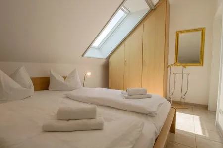 Schlafzimmer mit Doppelbett Residenz am Strand Wohnung 2-43