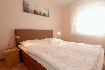 Schlafzimmer mit Doppelbett Residenz am Strand Wohnung 4-57