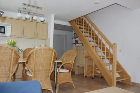 offener Wohnbereich mit Treppe in das DG Residenz am Strand Wohnung 4-64