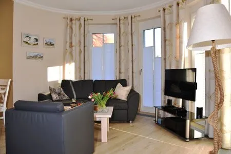 Wohnbereich mit Couch, Sessel, Couchtisch und Sideboard mit TV Logierhaus Friedrich WE 3 - "Klaas Störtebecker"