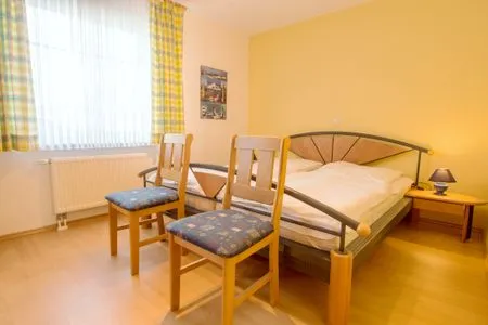 Schlafzimmer mit Doppelbett Hoppenberg 7 EG links