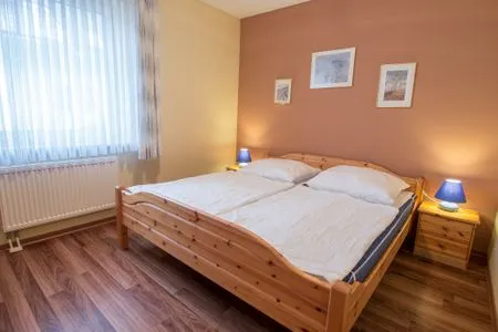 Schlafzimmer mit Doppelbett Hoppenberg 9 EG links
