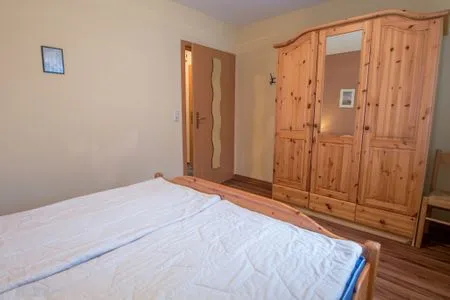 Schlafzimmer mit Doppelbett Hoppenberg 9 EG links