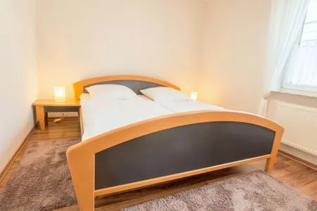 Schlafzimmer mit Doppelbett Hoppenberg 9 EG rechts - Farbenspiel