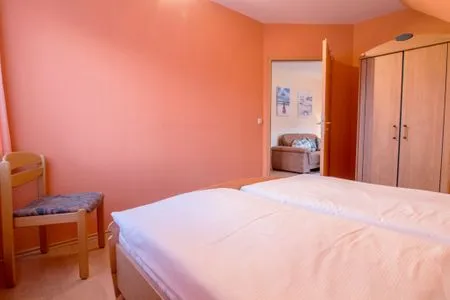 Schlafzimmer mit Doppelbett Zur Hanse Wohnung 1.3 - Lingnau