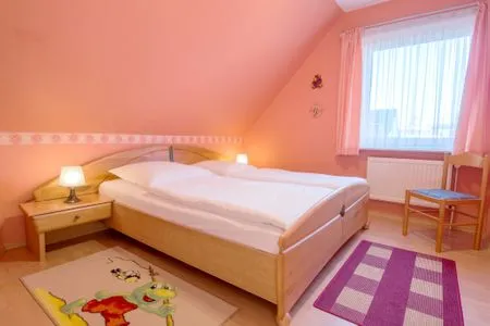 Schlafzimmer mit Doppelbett Zur Hanse Wohnung 3.3 - Lingnau