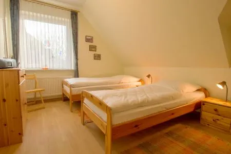 Schlafzimmer mit zwei Einzelbetten Zur Hanse Wohnung 2.4