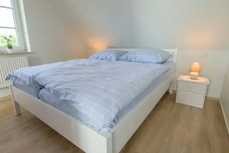 Schlafzimmer mit Doppelbett  Lütt Stuw