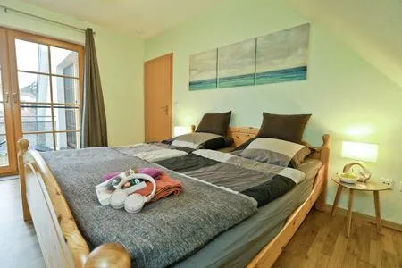 Schlafzimmer mit Doppelbett Ferienpark Freesenbruch Wohnung 1.4 -Ferienzeit