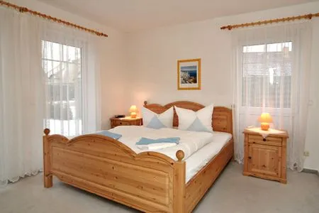 Schlafzimmer mit Doppelbett Parkresidenz am Hafen Wohnung HF 31