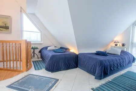 offener Schlafbereich mit zwei Einzelbetten  Appartementhaus Boddenblick "Himmelkieker"
