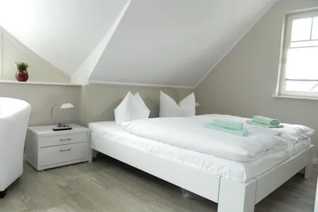 Schlafzimmer mit Doppelbett  Haus Frieda
