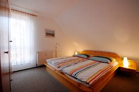 Schlafzimmer mit Doppelbett  Ferienwohnung Seepferdchen