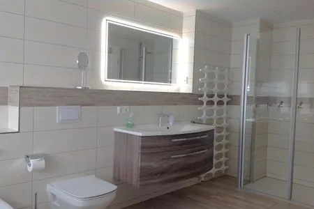 Badezimmer mit Dusche und Badewanne  Haus Hedda