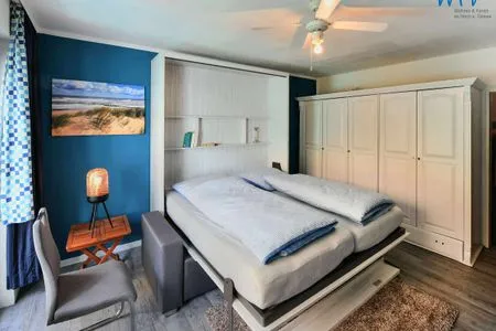 Schrankbett mit eingeklappter Couch Haus Meeresluft Ferienwohnung 2