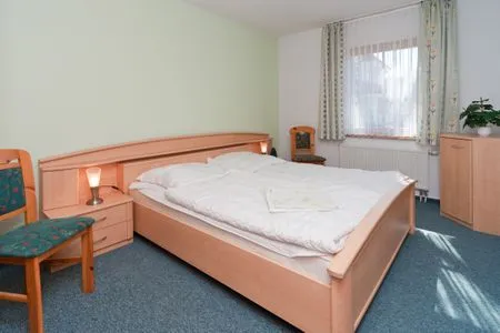 Schlafzimmer mit Doppelbett Ferienpark Freesenbruch Wohnung 2.2 - Bernstein