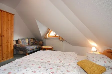 Schlafzimmer mit Doppelbett Ferienpark Freesenbruch Wohnung 13b - Haubentaucher