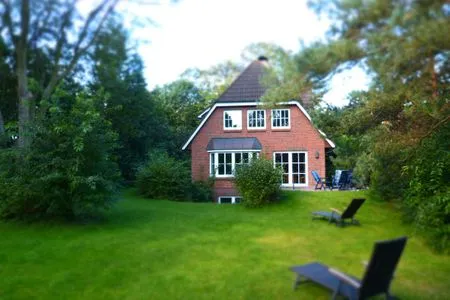 Hausansicht und Garten zu der Ferienwohnung Bi Elschen in Nebel auf Amrum Haus Troeltsch Ferienwohnung  „Bi Elschen"