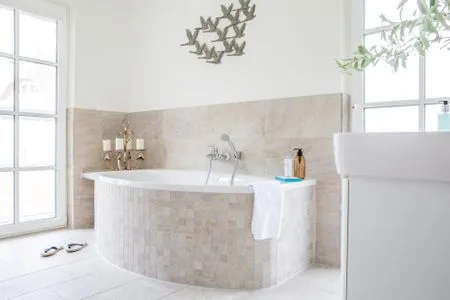 Badezimmer mit Dusche und Wanne EG Ferienhaus Haubenlerche 14