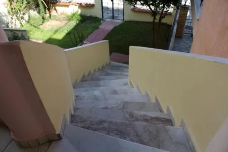 Treppenaufgang zur Wohnung  Litsa-House