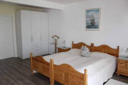 Schlafzimmer (STR90a) Ferienwohnung "Haus Diana 1" F***