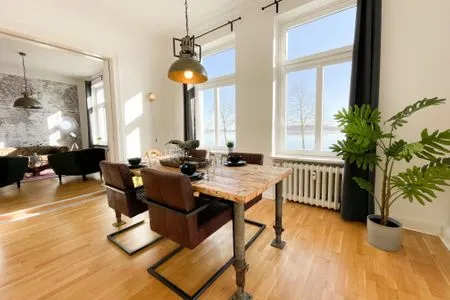 Wohnzimmer Altbauwohnung mit Panorama Schleiblick, Balkon und Kamin im Herzen von Schleswig
